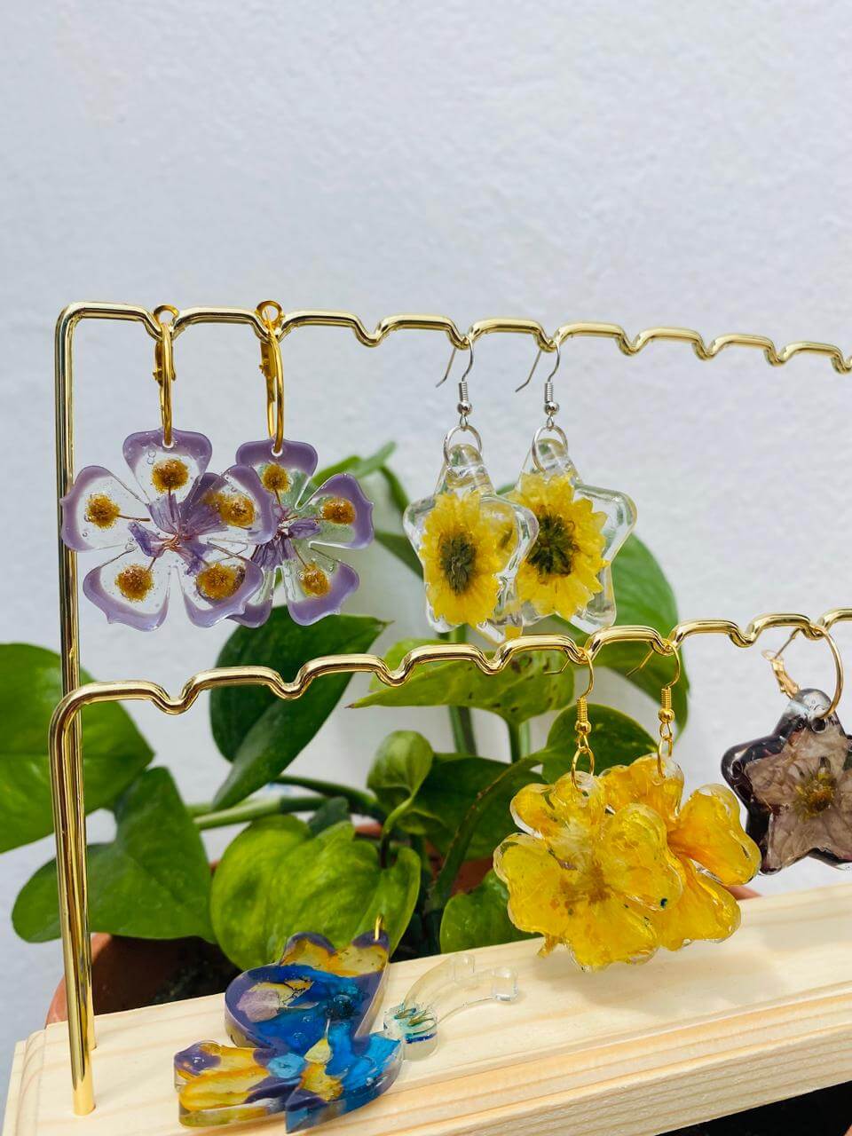 Création née d'un atelier Freeshka — bijou en pétales séchés