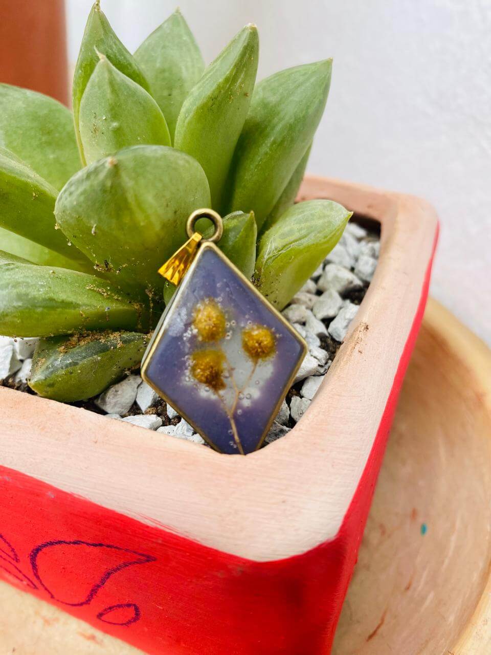 Pendentif réalisé en atelier Freeshka — fleurs séchées en résine