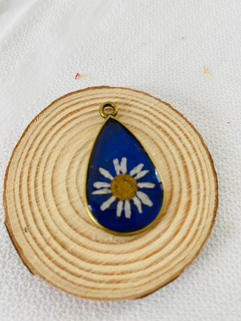Bijou créé pendant un atelier Freeshka en fleurs séchées
