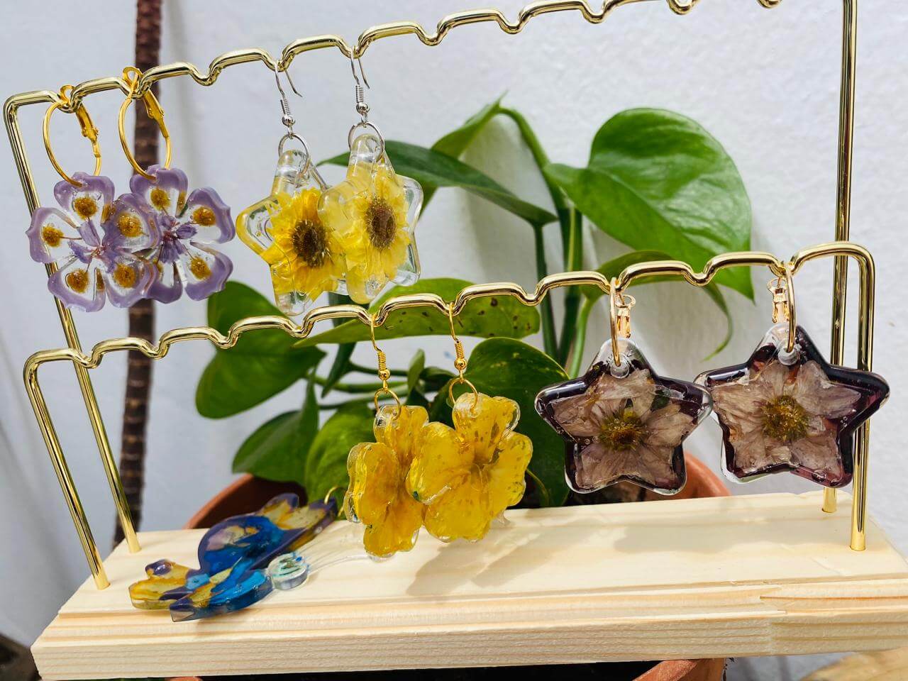 Création réalisée lors d'un atelier Freeshka — boucles d'oreilles fleurs séchées