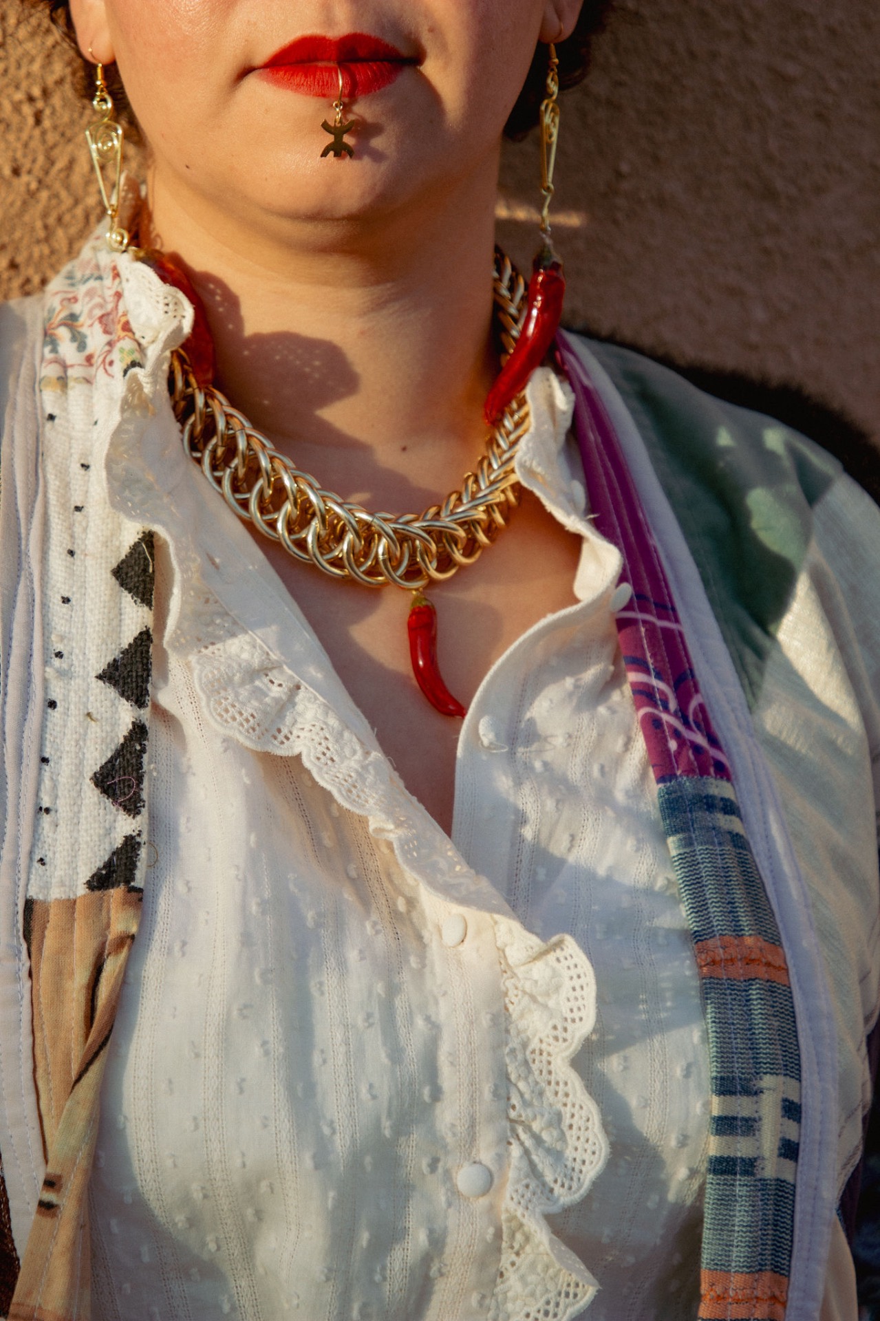 Collier Pimiento — chaîne vintage upcyclée dorée avec pendentif piment rouge séché laqué main — photo 3