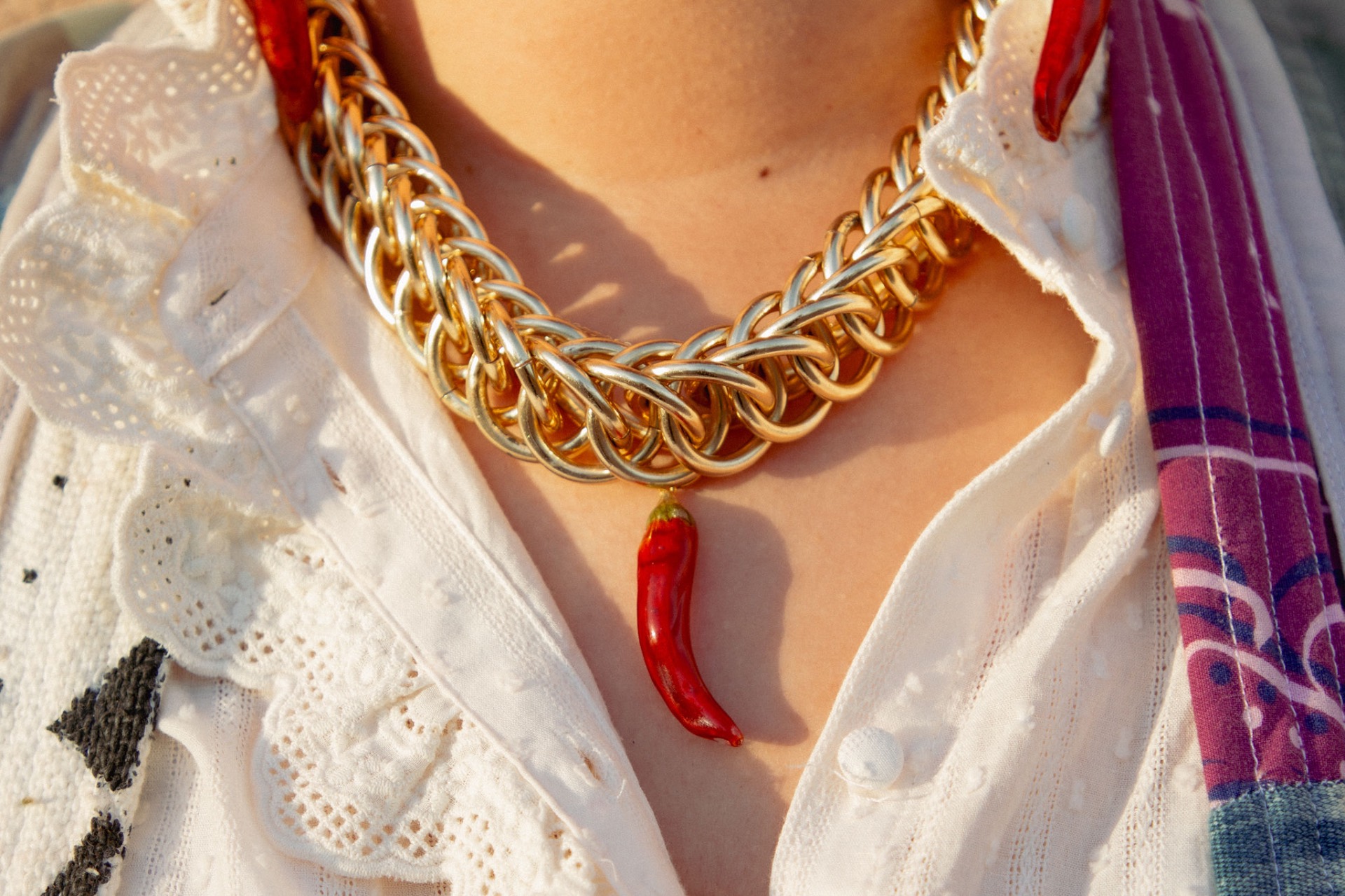 Collier Pimiento — chaîne vintage upcyclée dorée avec pendentif piment rouge séché laqué main — photo 4
