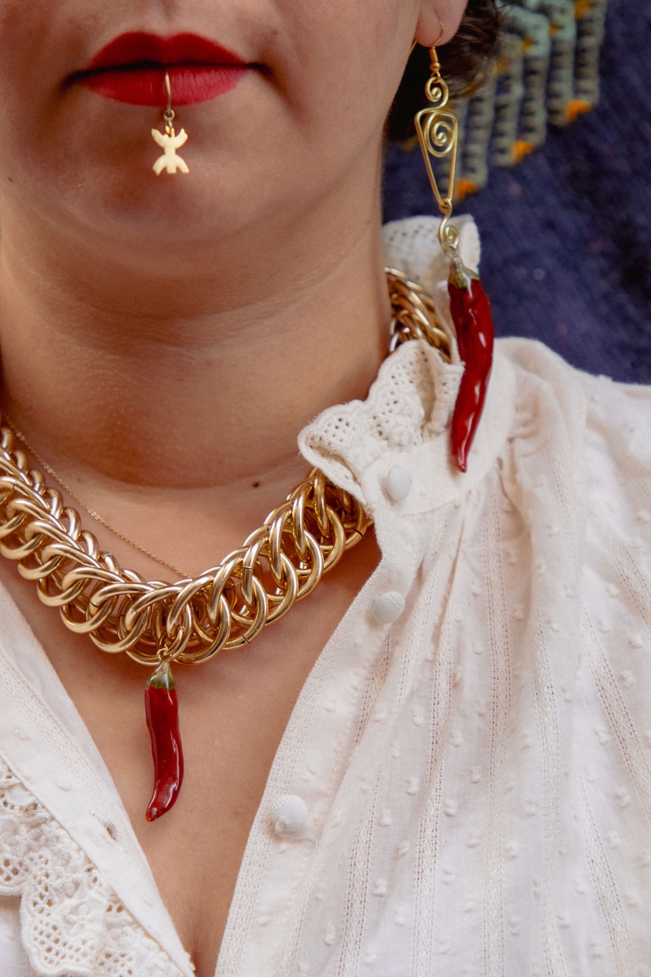 Collier Pimiento — chaîne vintage upcyclée dorée avec pendentif piment rouge séché laqué main — photo 5