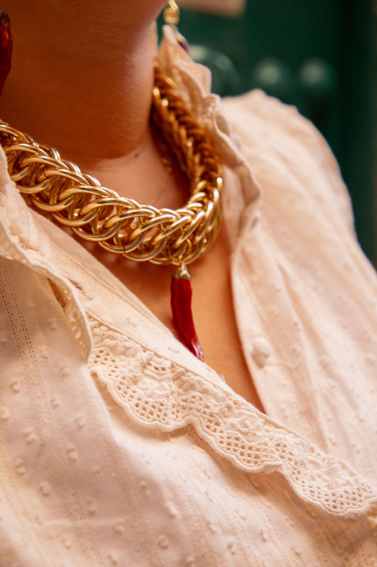 Collier Pimiento — chaîne vintage upcyclée dorée avec pendentif piment rouge séché laqué main