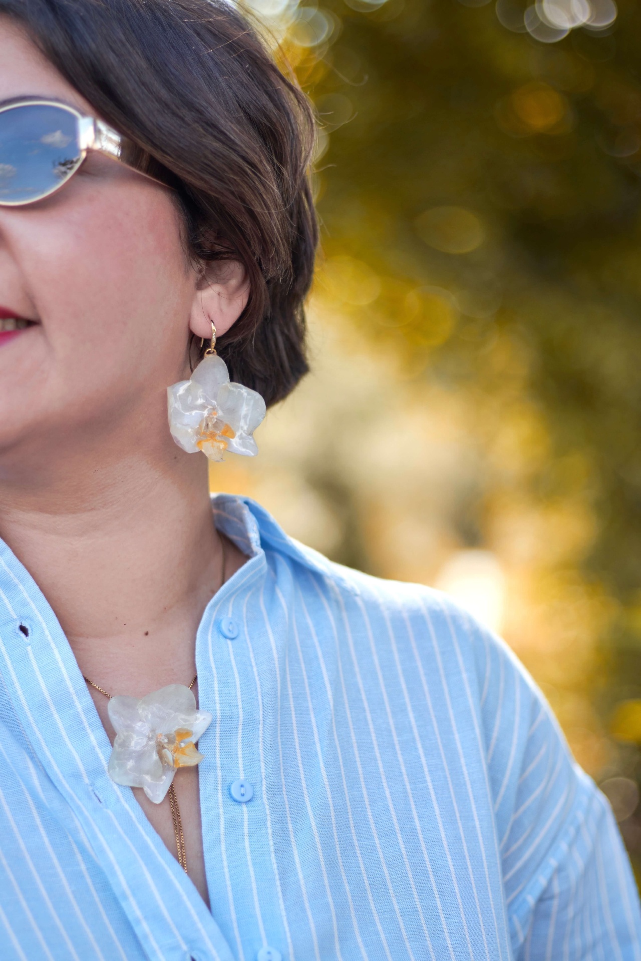 Boucles d'oreilles Orchid Moon en orchidées blanches séchées et résine
