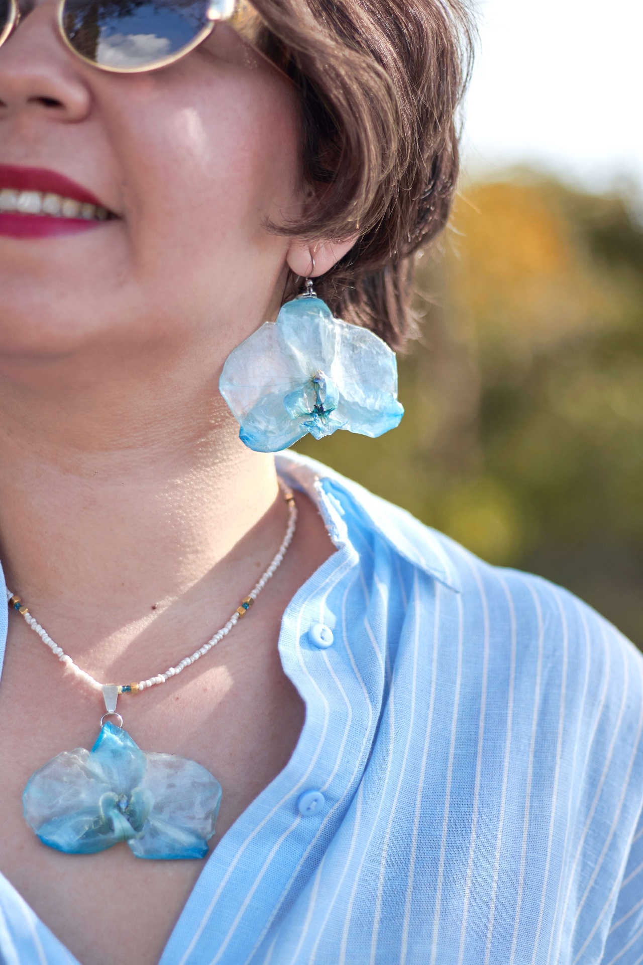 Collier Orchid Sky avec pendentif orchidée bleue en résine
